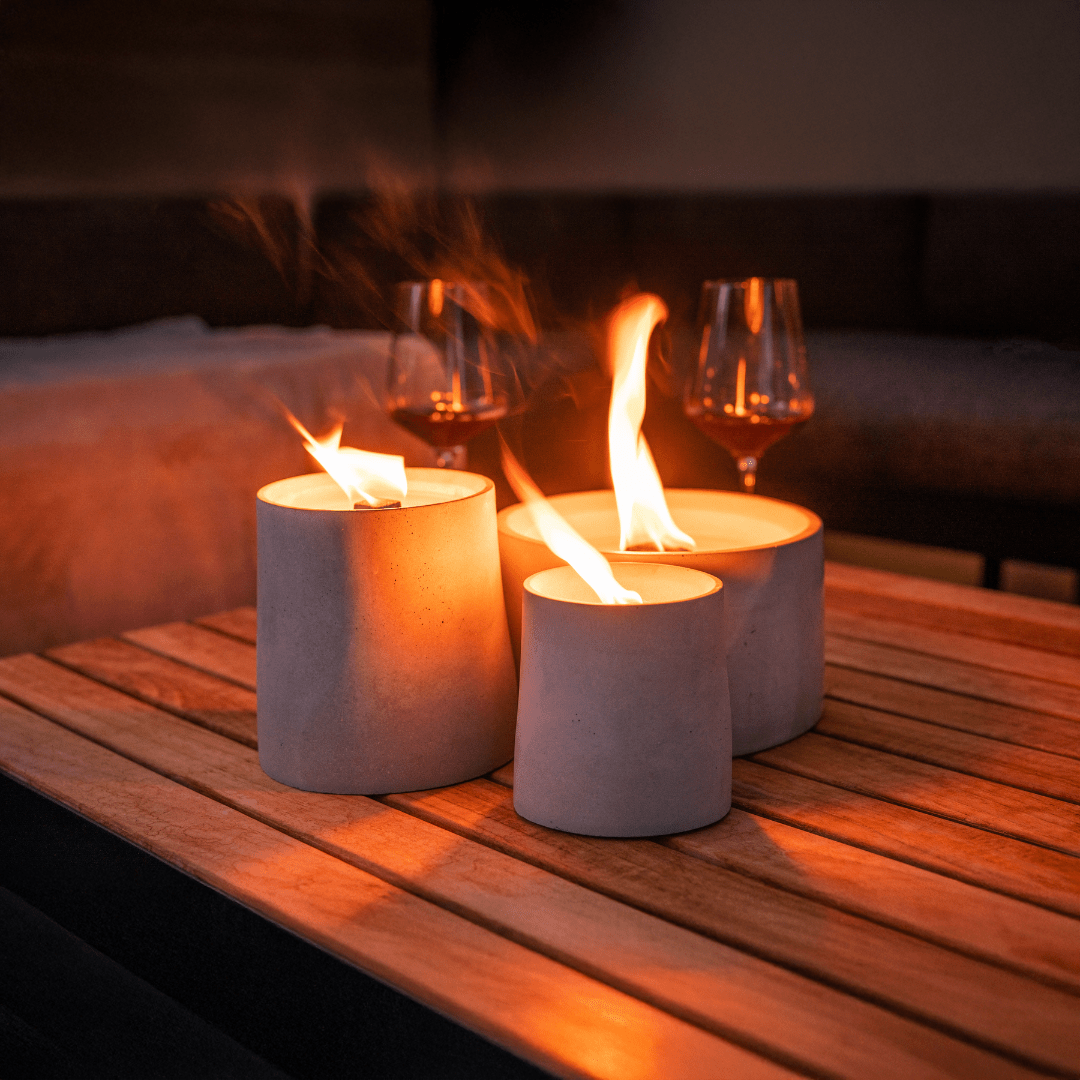 Helle Dauerfeuer CLARUS Outdoor Kerze von Manubeton in einem Glasbehälter, ideal für den Außenbereich, mit warmem Flammenschein