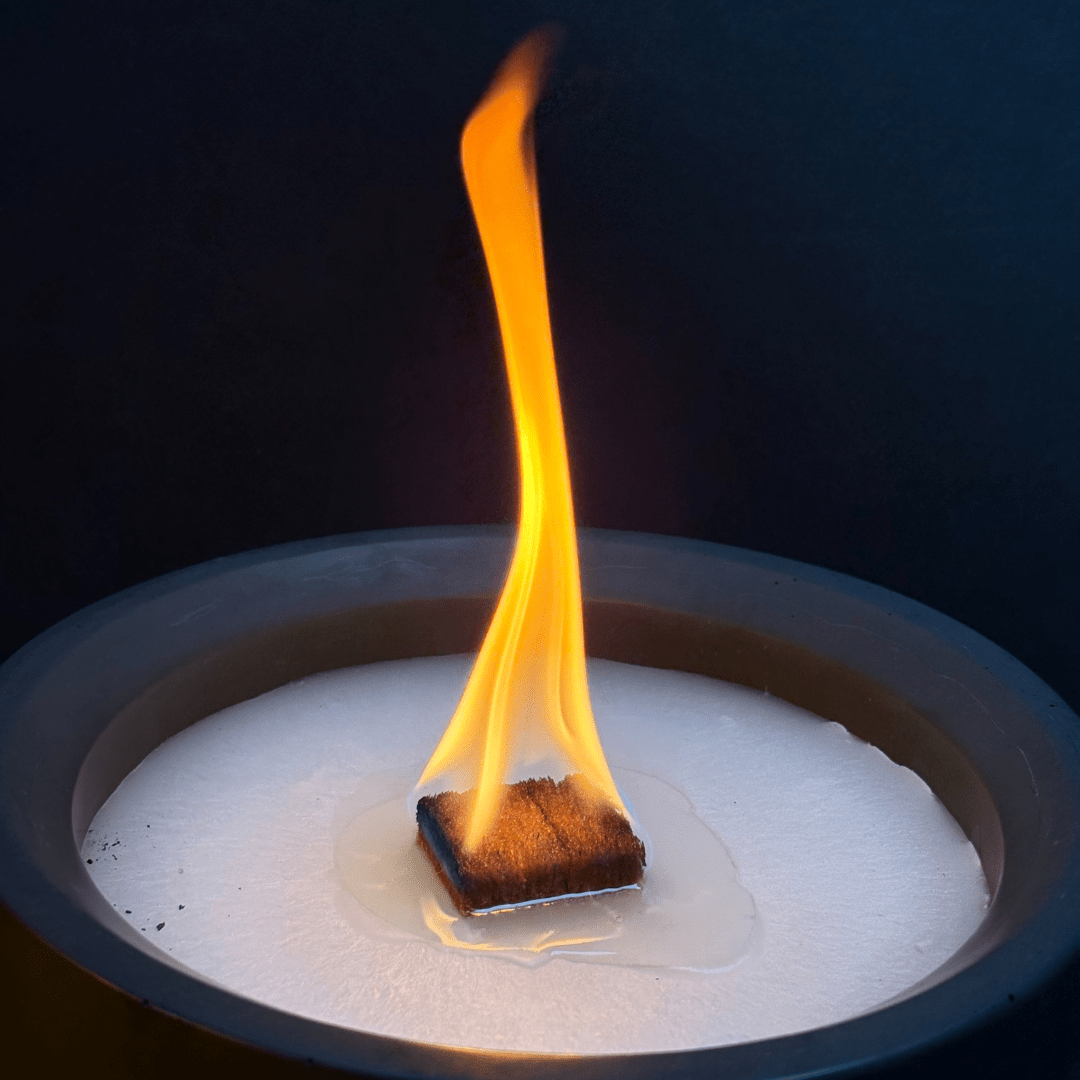 Manubeton Dauerfeuer CLARUS Outdoor Kerze in einer Glaslaterne, warmes Licht für den Außenbereich