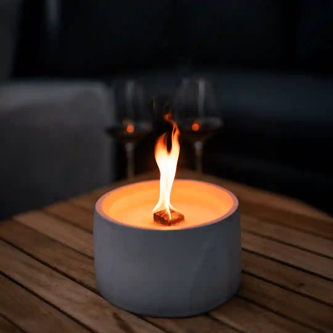 Manubeton Dauerfeuer CLARUS Outdoor Kerze in Kerzenhalter, langlebige Outdoor-Kerze für gemütliche Abende im Garten