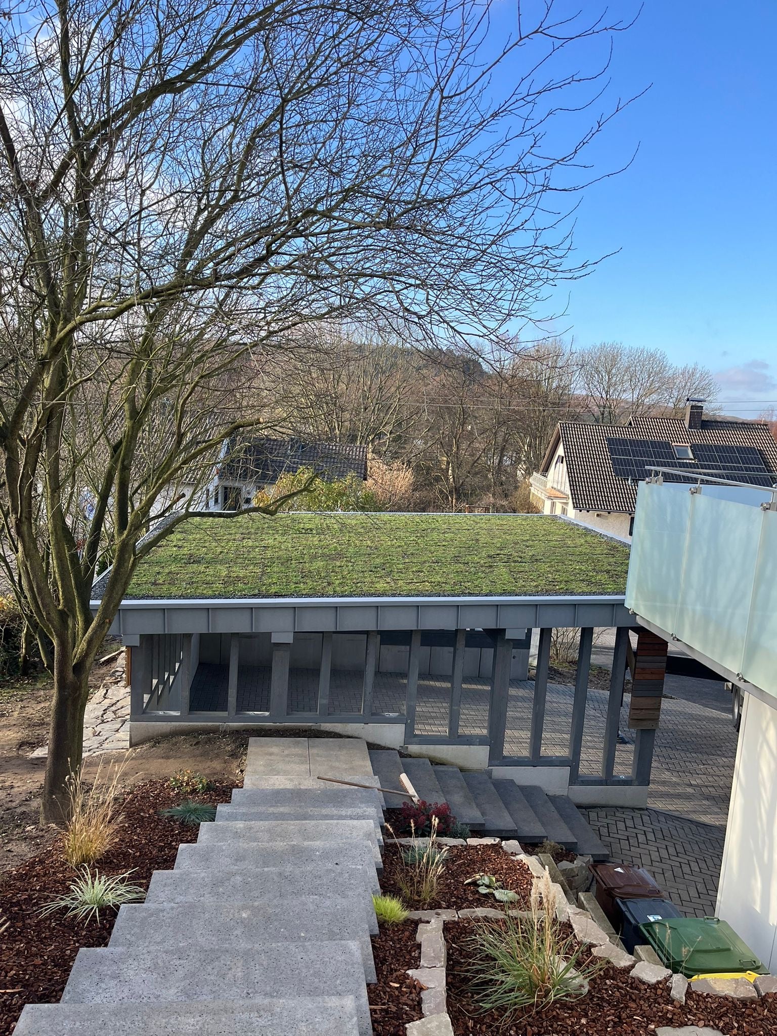 Begrüntes Carport-Dach mit Sedum-Vegetation, Ansicht von der Treppe