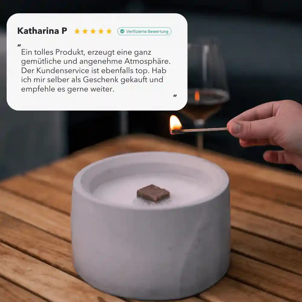Feuerstelle von Manubeton, FIRE Cozy DEAL, aus Beton mit rustikaler Oberfläche und offenem Feuerraum, ideal für den Garten.