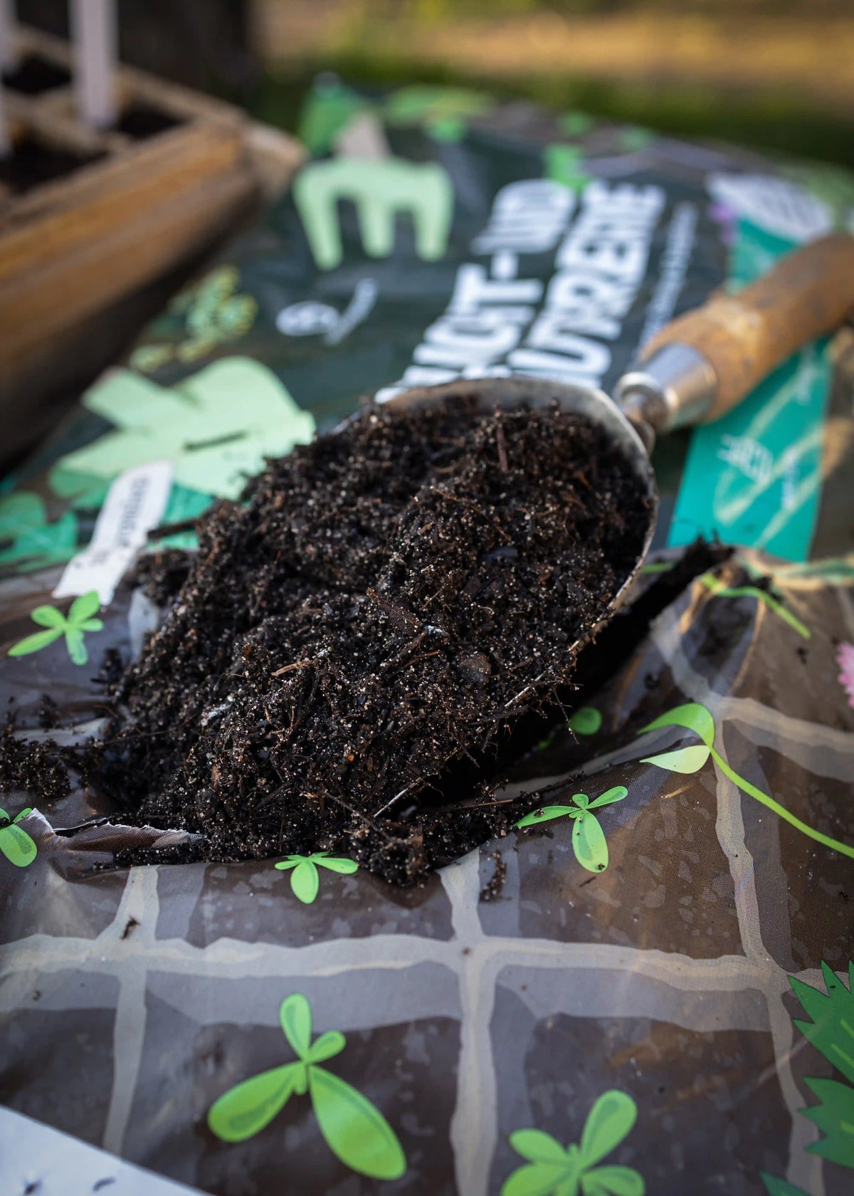 Organische Anzucht- und Kräutererde von Semenlina, 20L, ideal für Pflanzenanzucht und Kräuter im Garten, feuchte Erde mit feinem Textur.