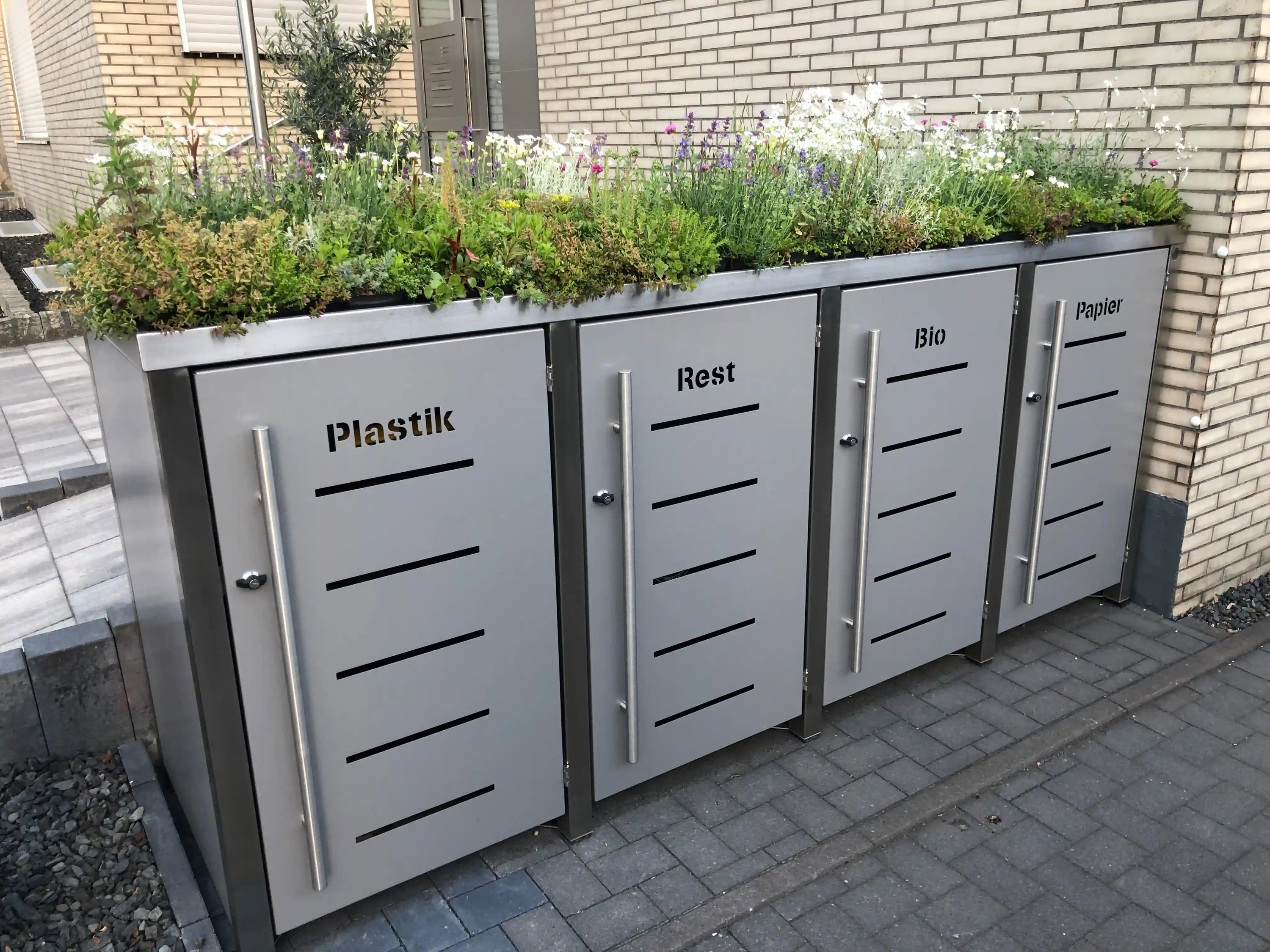 Wurzelwerk Design Plantile Dachbegrünung BioTop+ mit 10 Blühstauden auf begrüntem Dach, grüne Pflanzen und bunte Blüten sichtbar