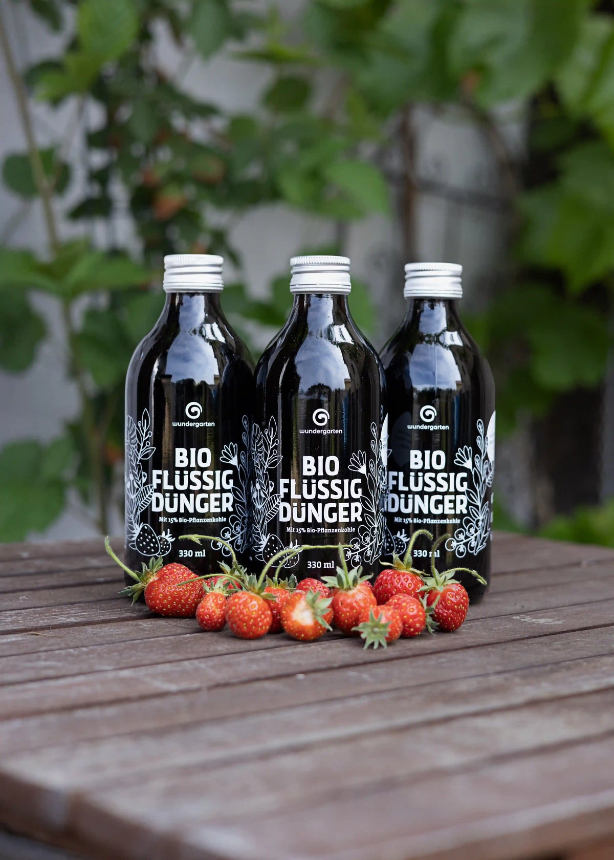 Bio Flüssigdünger von Semenlina, Zubehör für gesunde Erdbeerpflanzen, zeigt frische Erdbeeren auf der Verpackung