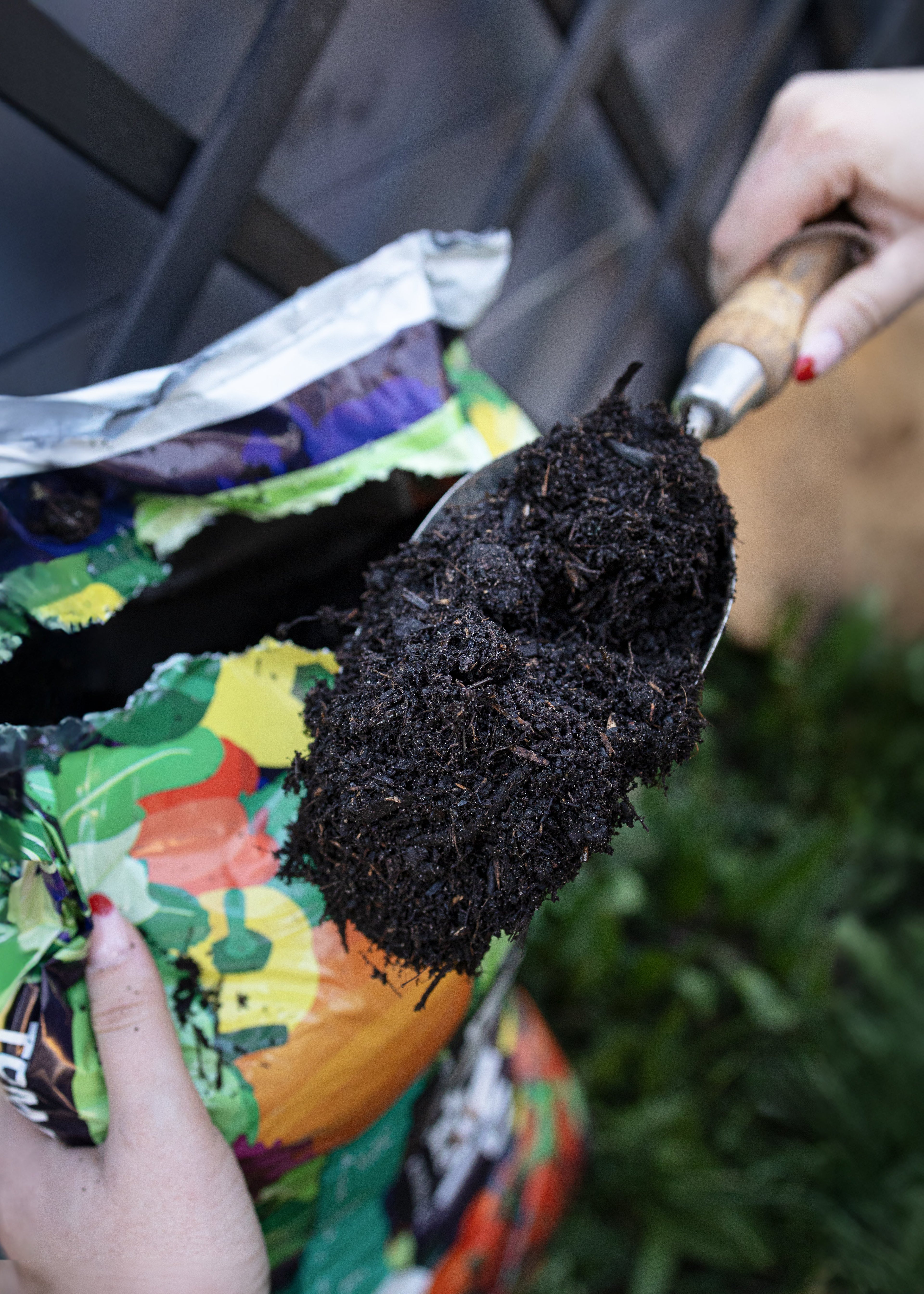 Semenlina Wundergarten 20L tomato and vegetable soil in a detailed texture view, showcasing rich, dark soil.