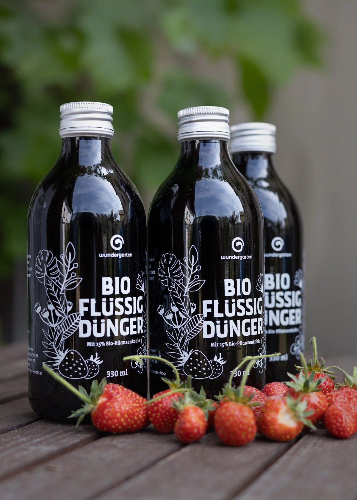 Seitenansicht eines Semenlina Bio Flüssigdüngers als Zubehör, zeigt die Flasche mit grüner Beschriftung und weißem Verschluss.