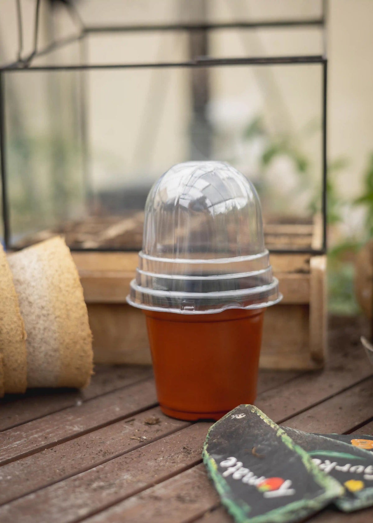 Fünf Kunststoff-Pflanztöpfe von Semenlina mit Belüftung für gesunde Pflanzen, ideal für Garten und Balkon.