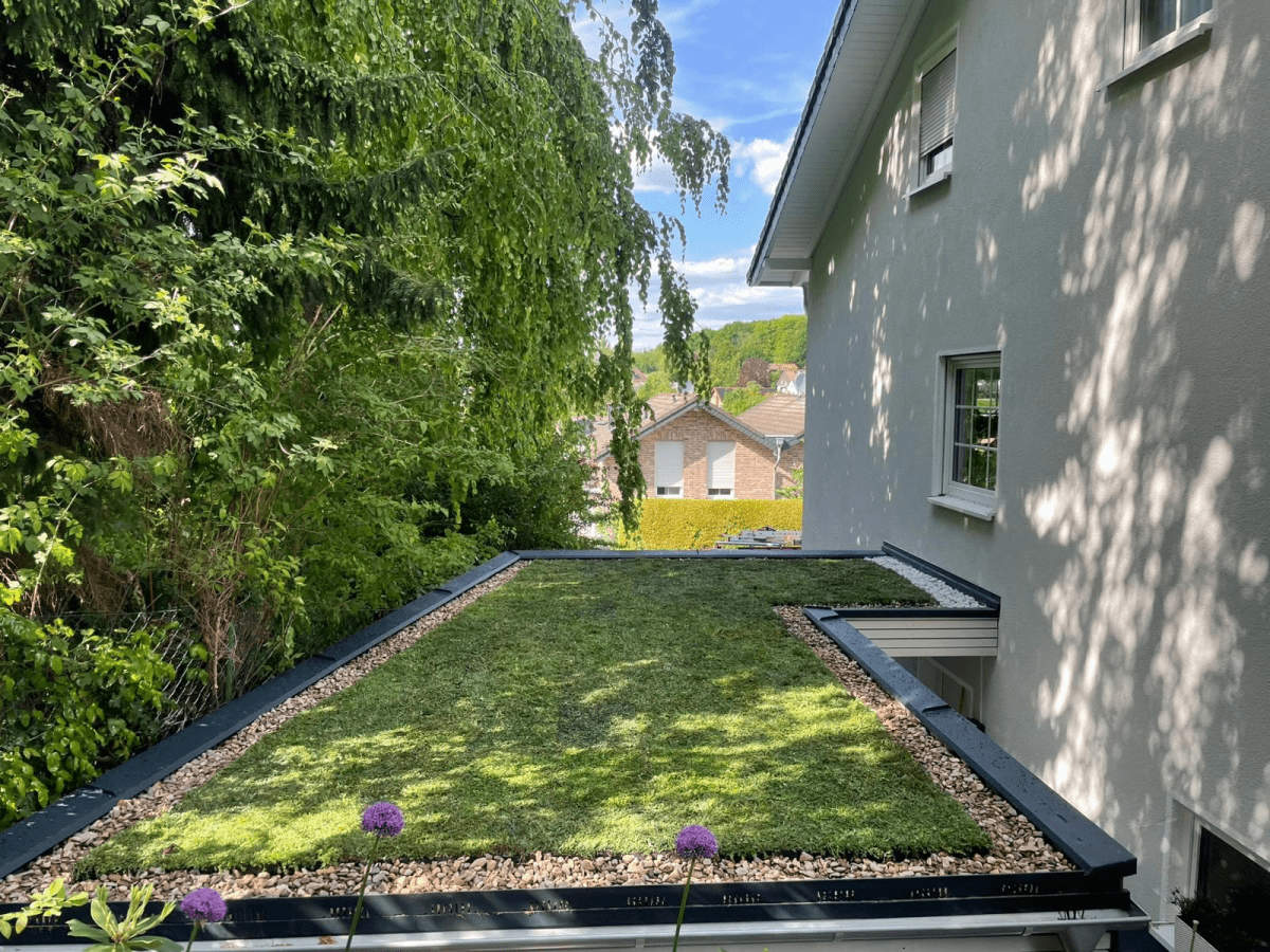Dachbegrünung Garage – Plantile® Gründach-Komplettset - Wurzelwerk Design