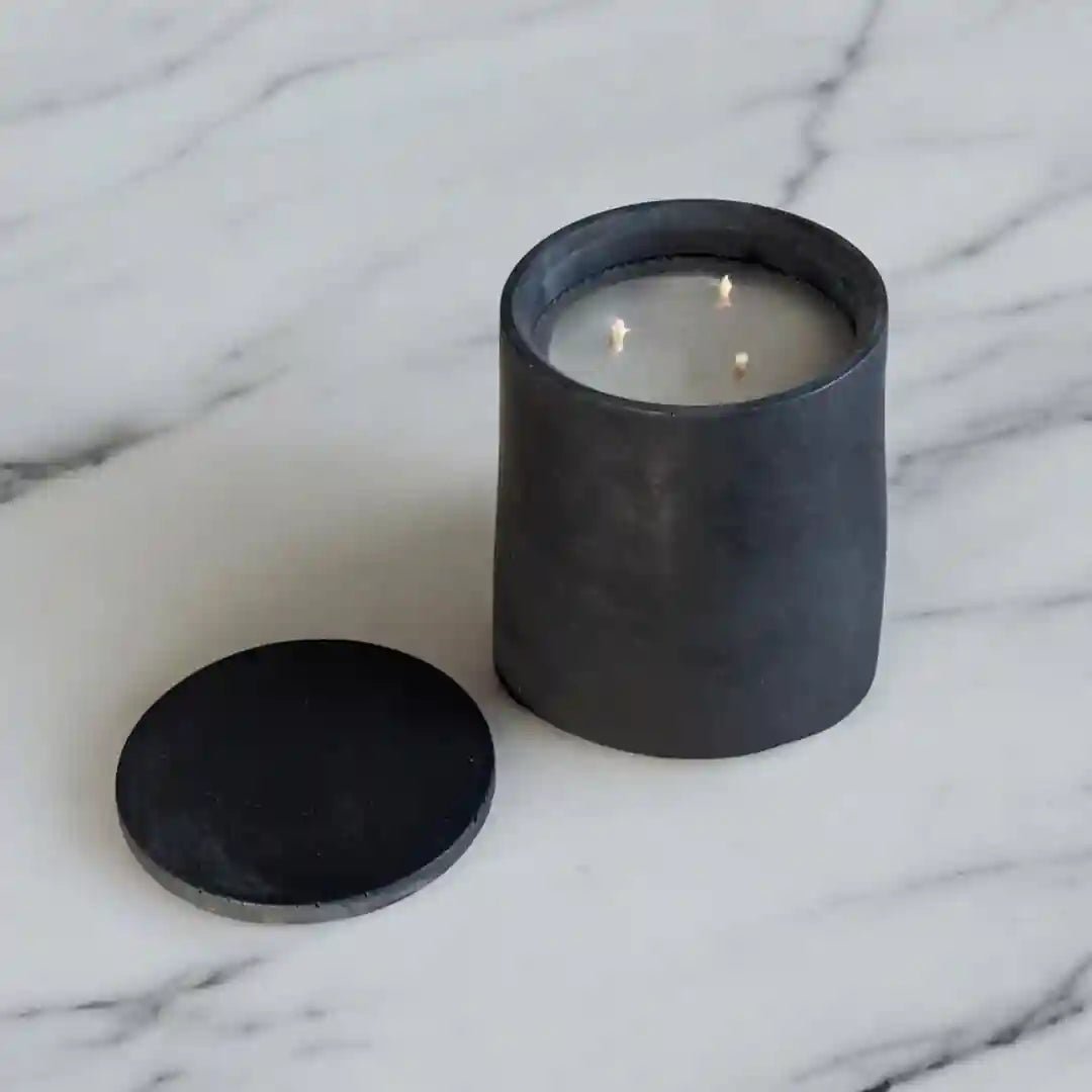 Schlichte Dauerkerze von Manubeton mit dünnem Docht, langlebige Kerze in neutralem Design, ideal für gemütliche Beleuchtung.
