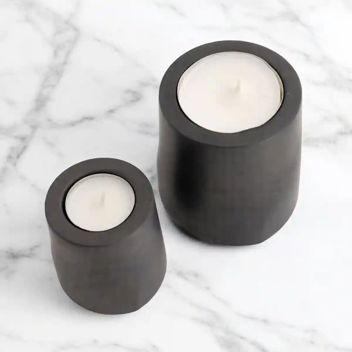 Zweier-Set Teelichthalter GEMMA aus Beton von Manubeton, moderne Kerzenhalter mit minimalistischer Gestaltung.