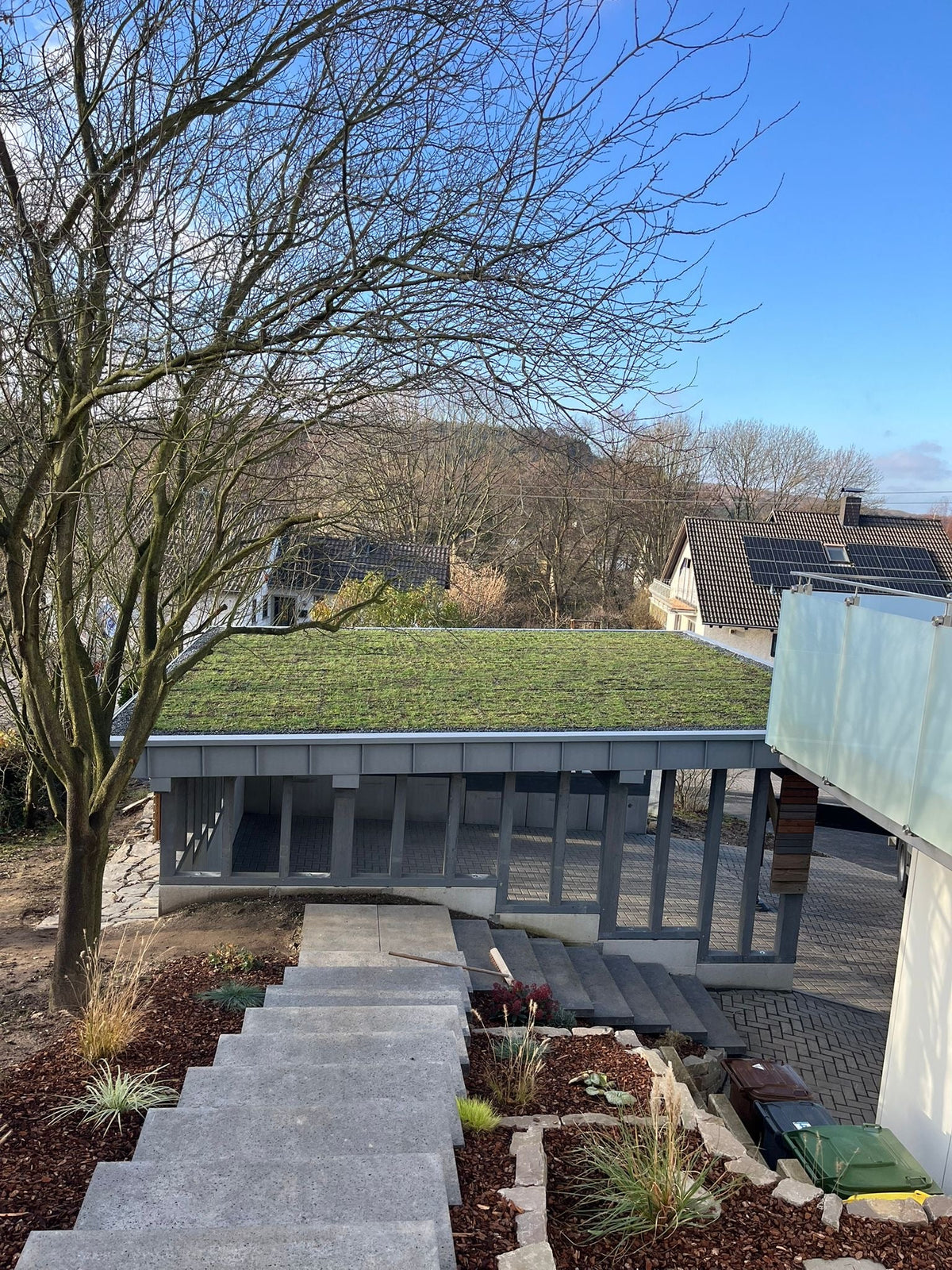 Dachbegrünung für Gartenhaus, Carport & Mülltonnenbox: Welches kleine Dach trägt ein Gründach?