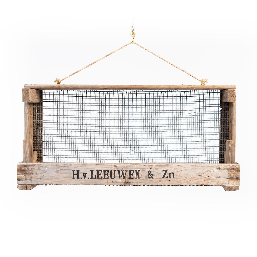 Breites Gartenregal aus Zwiebelsieb - Wurzelwerk Design