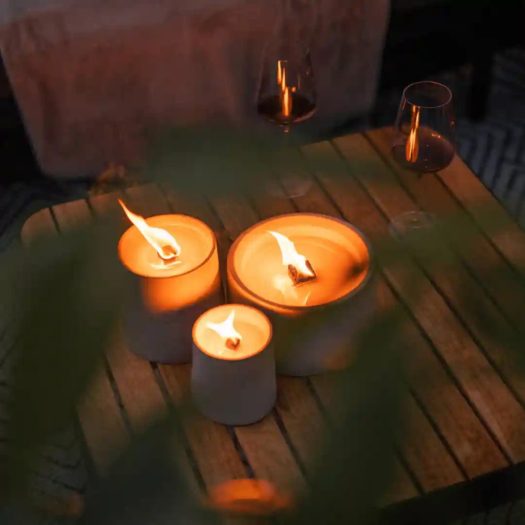 Dauerfeuer CLARUS Kerzen im 3er-Set von Manubeton, elegante Kerzen mit stilvollem Design und warmem Licht.