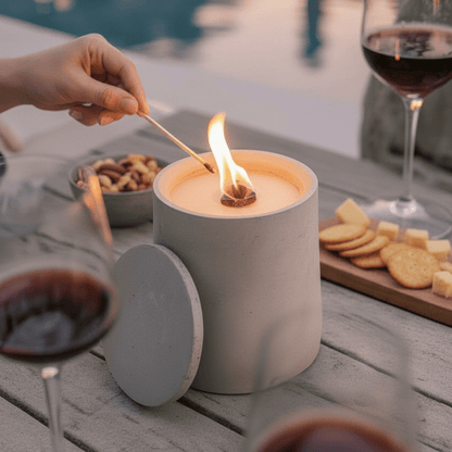 Feuerstelle von Manubeton, FIRE Cozy DEAL, aus robustem Material, mit Flammen und Holzscheiten für gemütliche Atmosphäre.