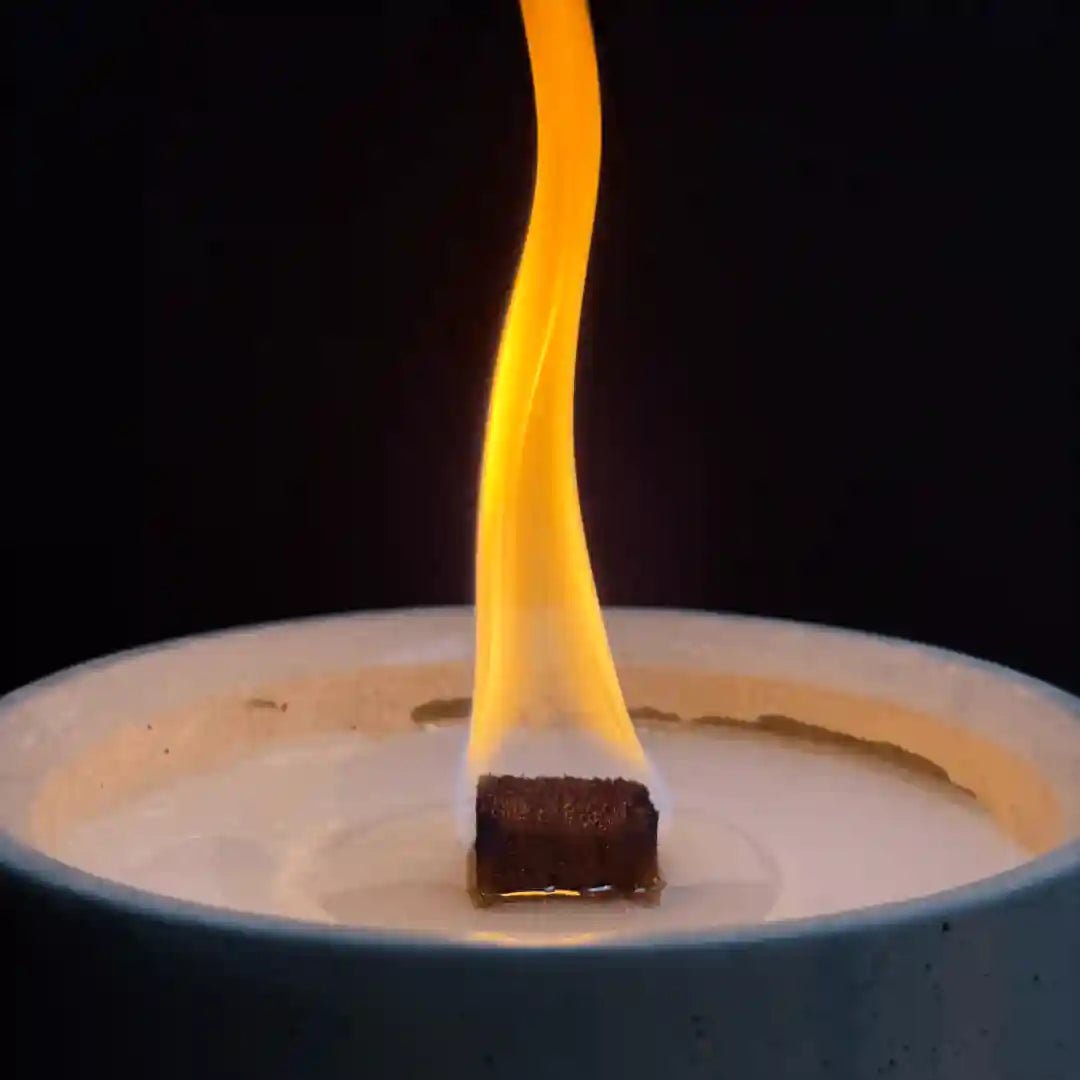 Dauerfeuer CLARUS Kerzen im 3er Set von Manubeton, stilvolle Kerzen mit modernem Design, auf einer Oberfläche platziert