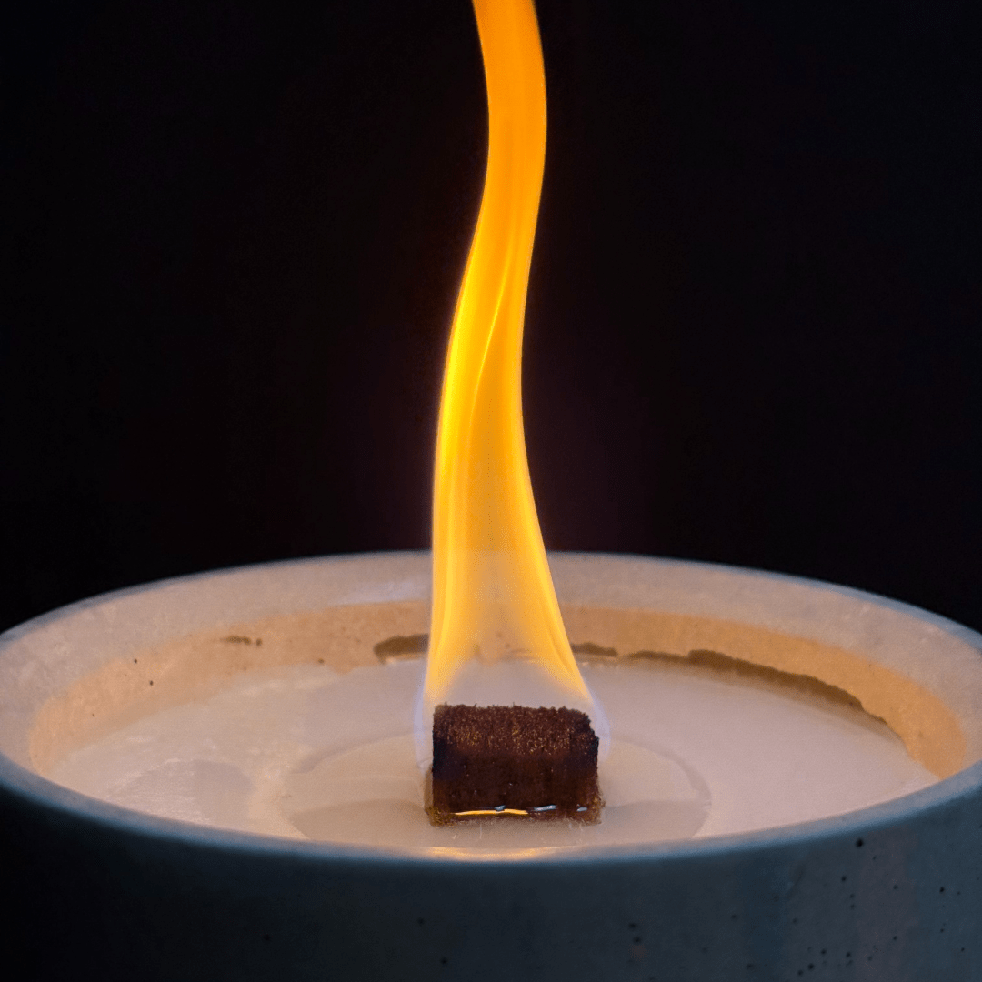 Dauerfeuer CLARUS Outdoor Kerze von Manubeton, flammenlose Kerze im rustikalen Design für den Außenbereich