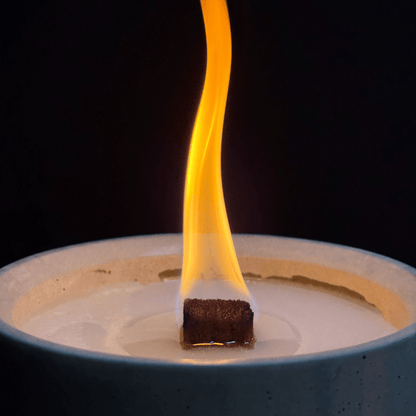 Dauerfeuer CLARUS Outdoor Kerze von Manubeton, flammenlose Kerze im rustikalen Design für den Außenbereich