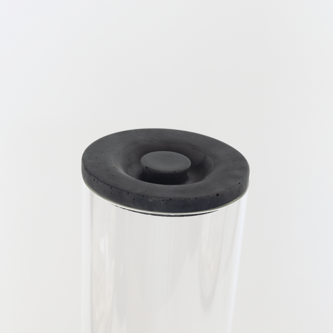 Ersatz Löschdeckel für Standfeuer LUCEO von Manubeton, zeigt den Deckel in schwarz mit einem robusten, stabilen Design.