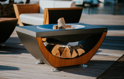 NARIE Feuerstelle PIT mit Holzlager in der Lounge