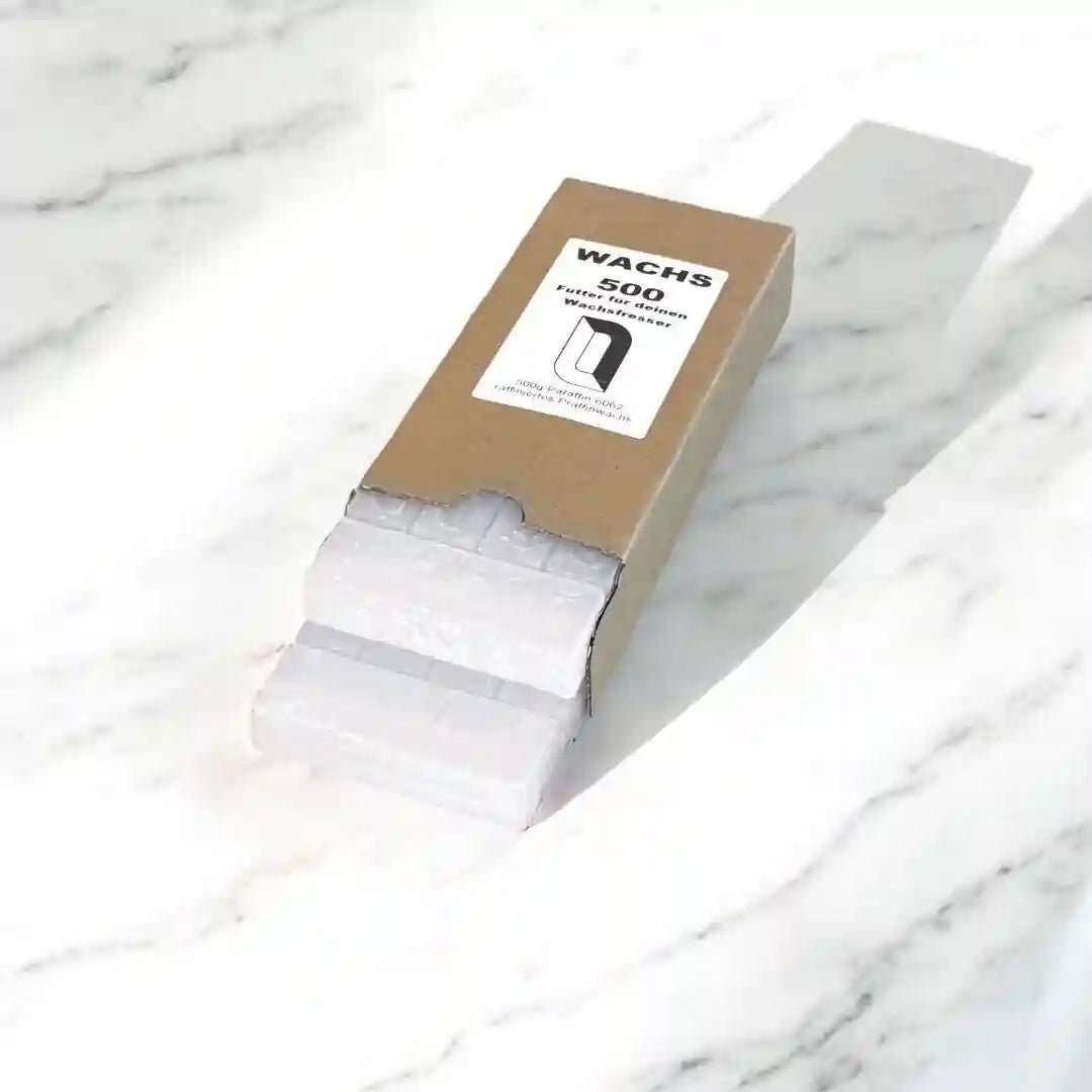 Manubeton Nachfüllwachs "Schokoladentafel" 500g in geöffneter Verpackung, braunes Wachs ohne Duft sichtbar