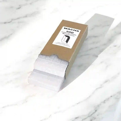 Manubeton Nachfüllwachs "Schokoladentafel" 500g in geöffneter Verpackung, braunes Wachs ohne Duft sichtbar