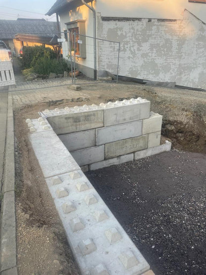 Niedrige Trennwand aus Beton Legosteinen auf einem Betriebsgelände