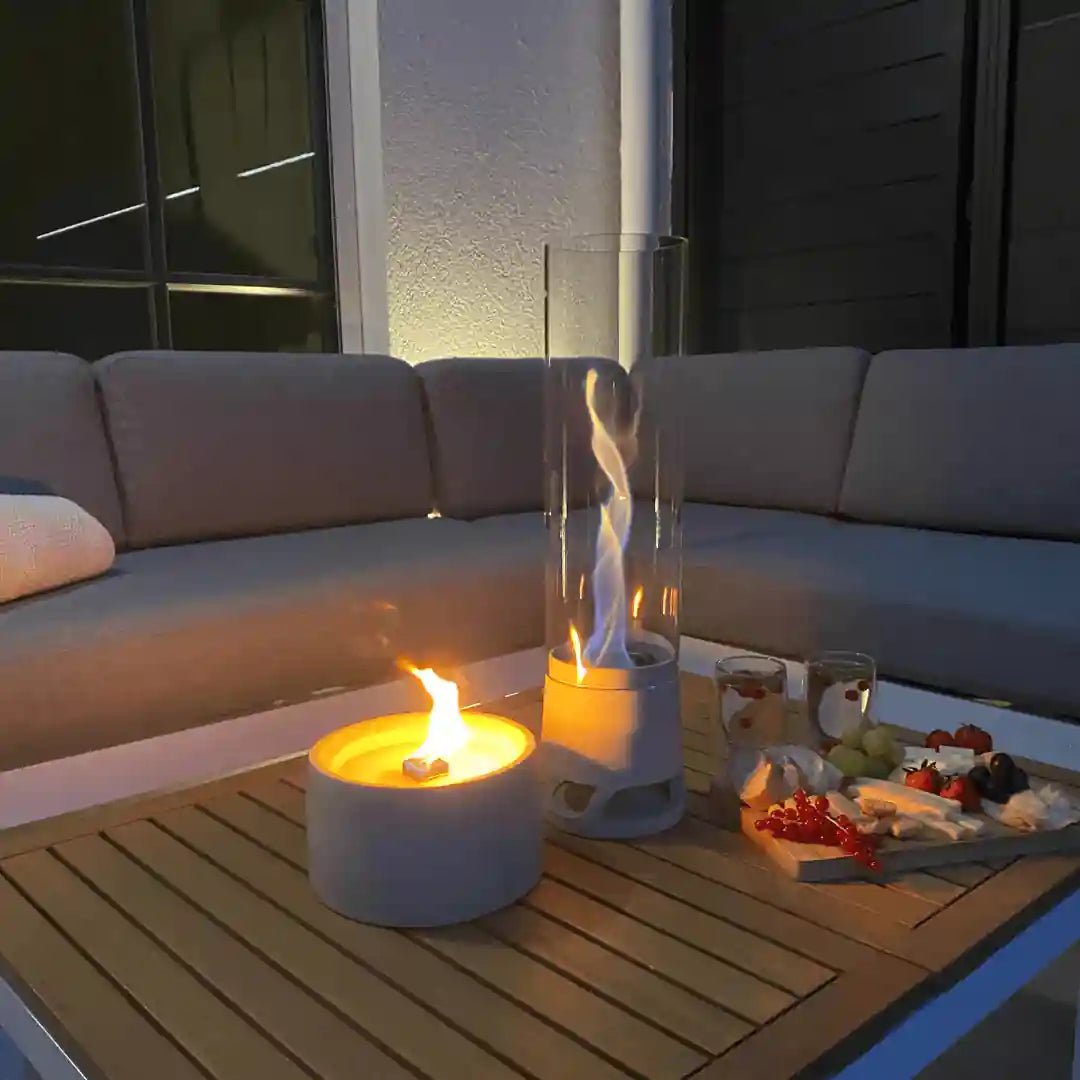 Manubeton Standfeuer LUCEO Outdoor mit aus Edelstahl gefertigt, zeigt die flammenumspülte Feuerstelle im Garten.