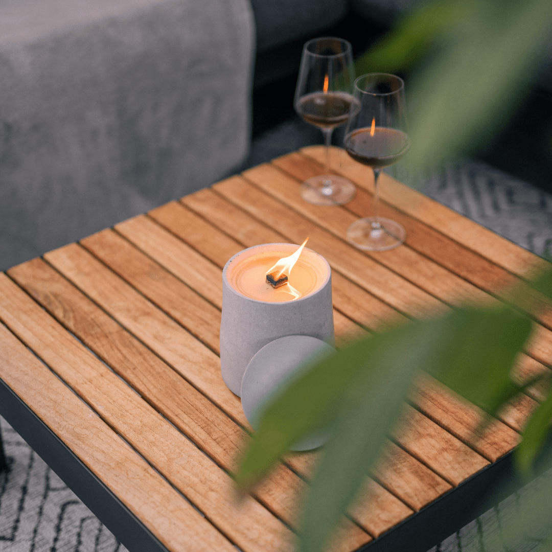 Manubeton Dauerfeuer CLARUS Outdoor Kerze mit flackerndem Licht in einem Outdoor-Umfeld, langlebige und wetterfeste Kerze