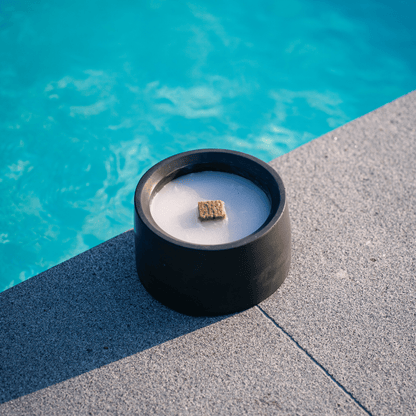 Drei Manubeton Dauerfeuer-Kerzen im Set, braune Kerzen mit Flammen für gemütliche Atmosphäre, Produktbild.