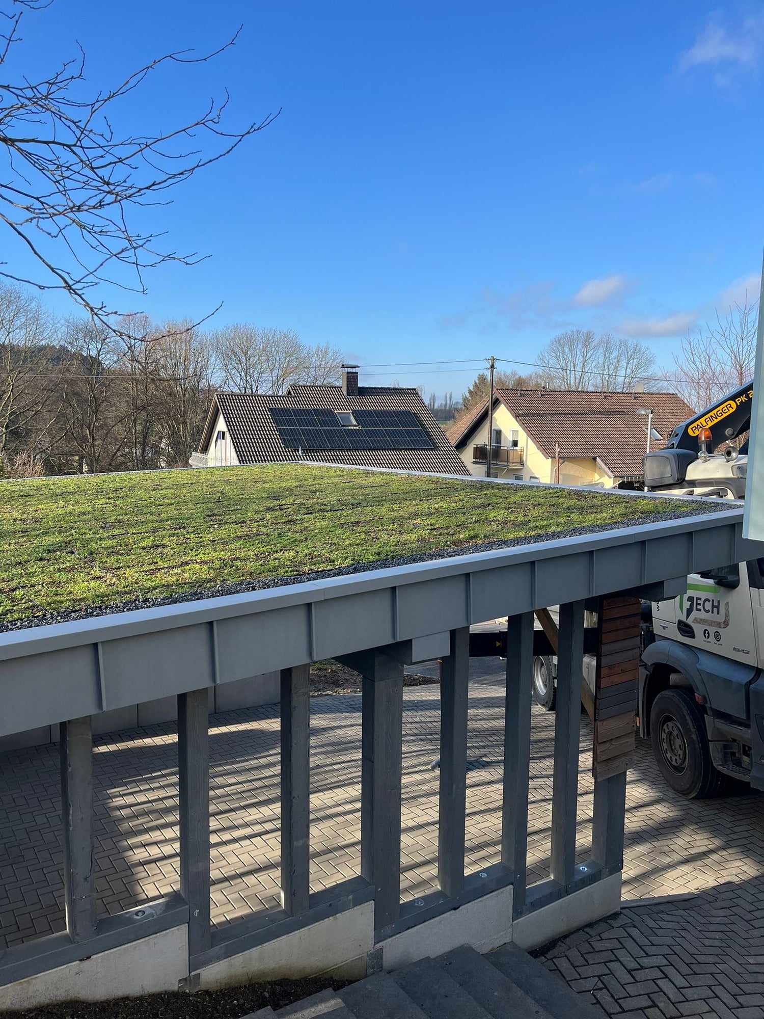 Carport mit Dachbegrünung, Verlegung durch Wurzelwerk Design