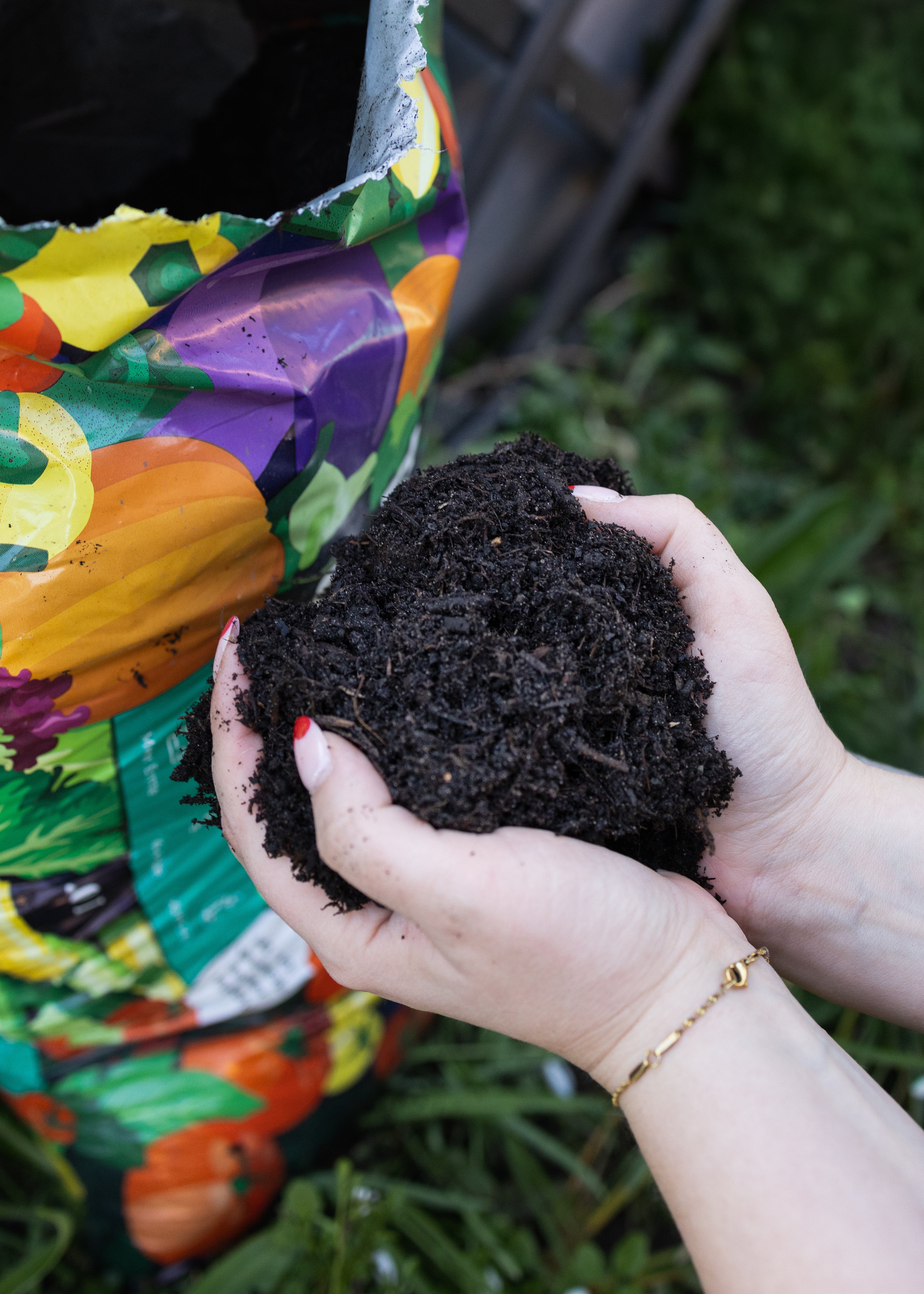 Semenlina Wundergarten tomato and vegetable soil in a 20L bag, featuring a heart design on the packaging.