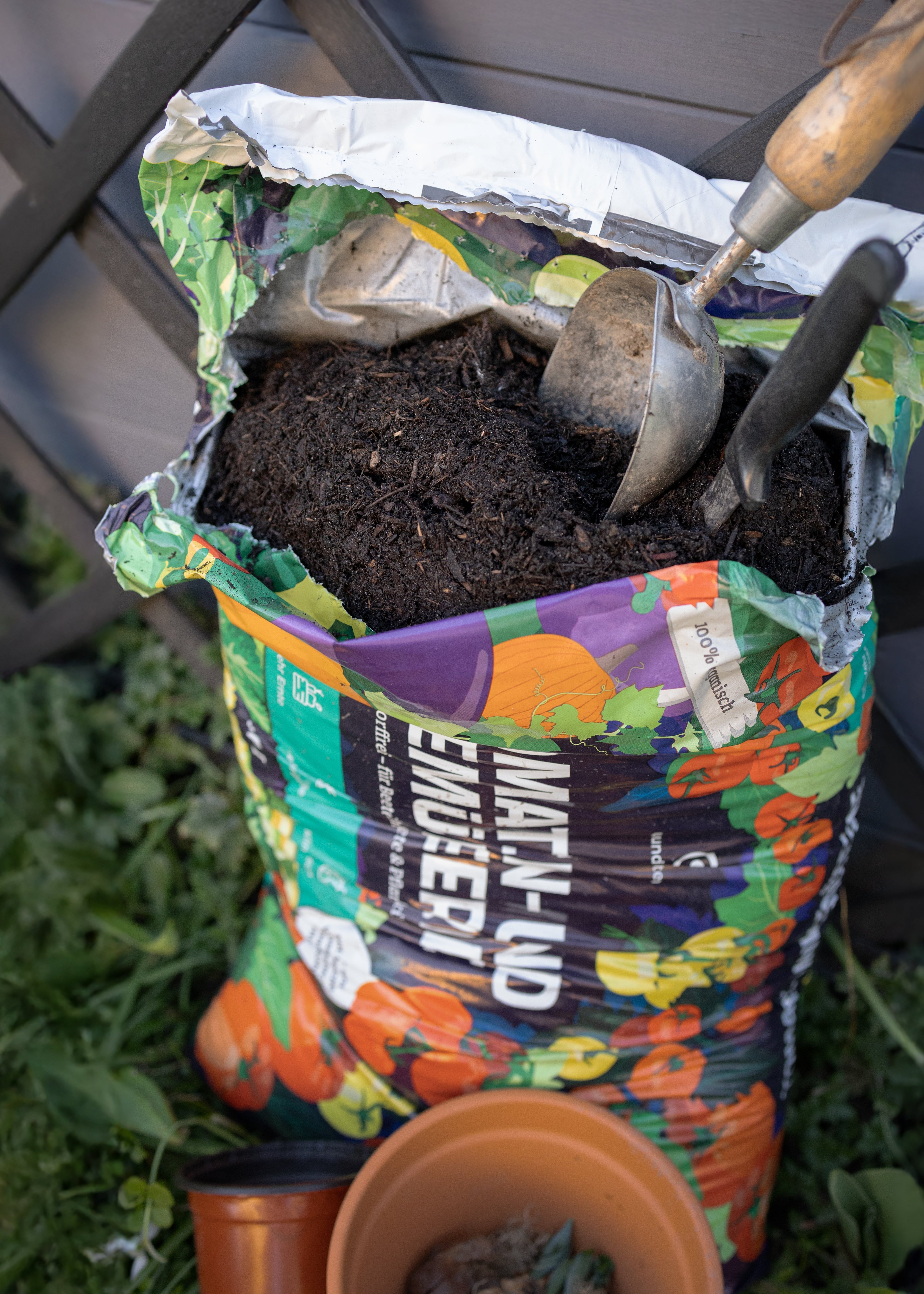 Semenlina Wundergarten 20L tomato and vegetable soil in an open bag, showcasing its rich, dark texture.