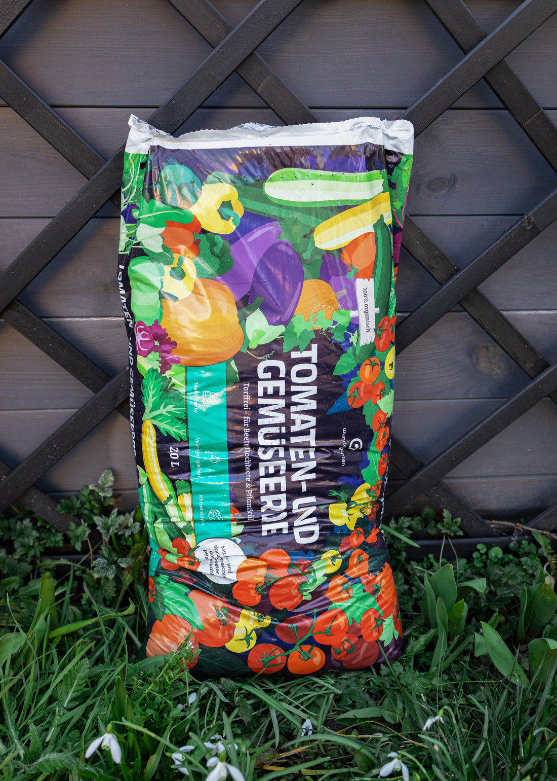 Wundergarten Tomaten- und Gemüseerde 20L bag featuring rich, dark soil with visible organic matter for gardening.