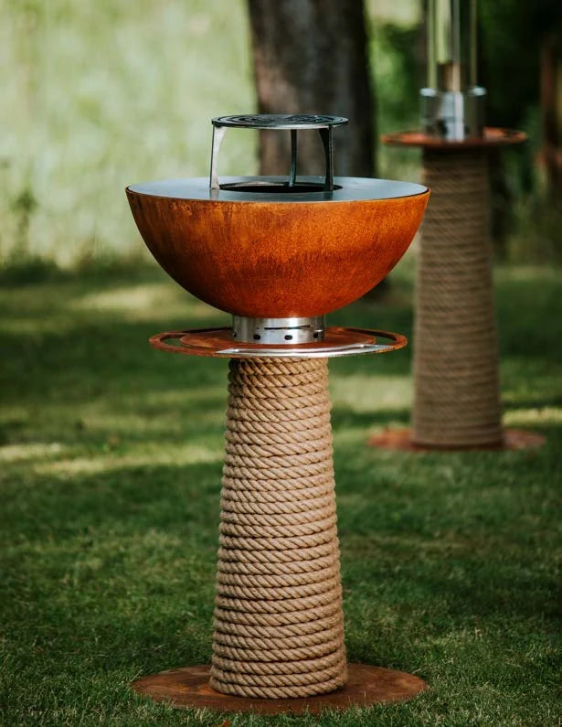 JUNO Grill in Corten auf Sockel mit Seilumwicklung