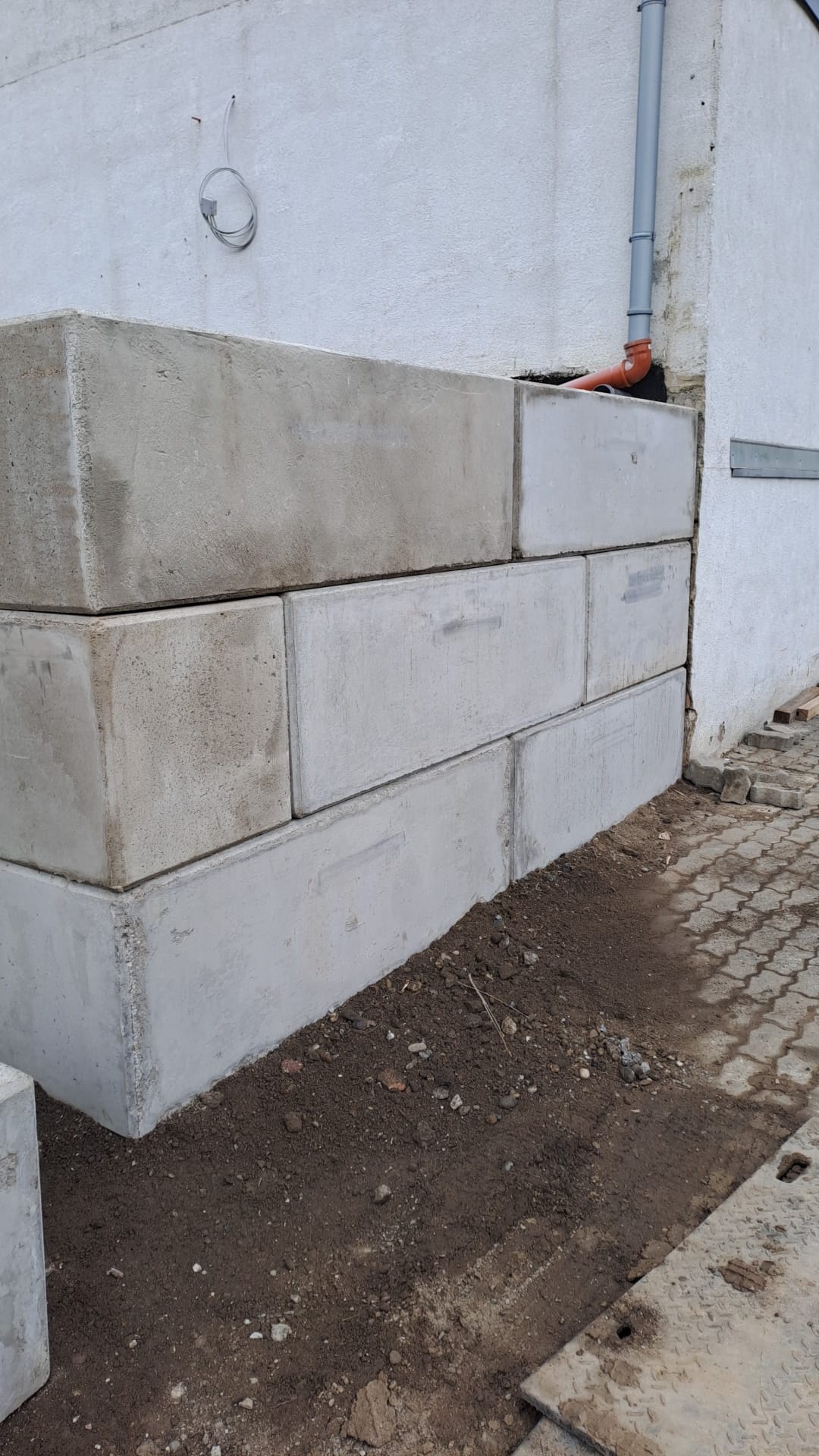 Wand aus Beton Legosteinen an einer Gebäudefassade