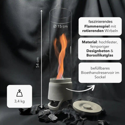 FIRE Cozy DEAL Kaminofen von Manubeton, modernes Design, sichtbare Flammen und Holzofenfunktion in einem stilvollen Raum.