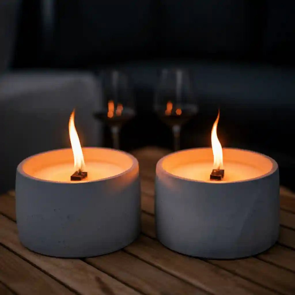 Zwei Kerzen von Manubeton im Dauerfeuer CLARUS Set, stilvolle Kerzen mit modernem Design auf weißem Hintergrund