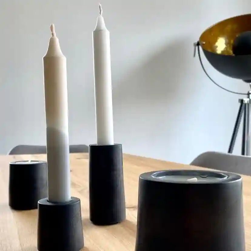 Zwei Teelichthalter GEMMA von Manubeton, moderner Beton-Design, perfekt für stimmungsvolle Beleuchtung und Dekoration.