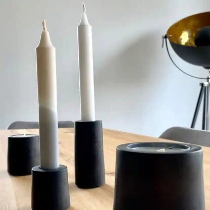 Zwei Teelichthalter GEMMA von Manubeton, moderner Beton-Design, perfekt für stimmungsvolle Beleuchtung und Dekoration.