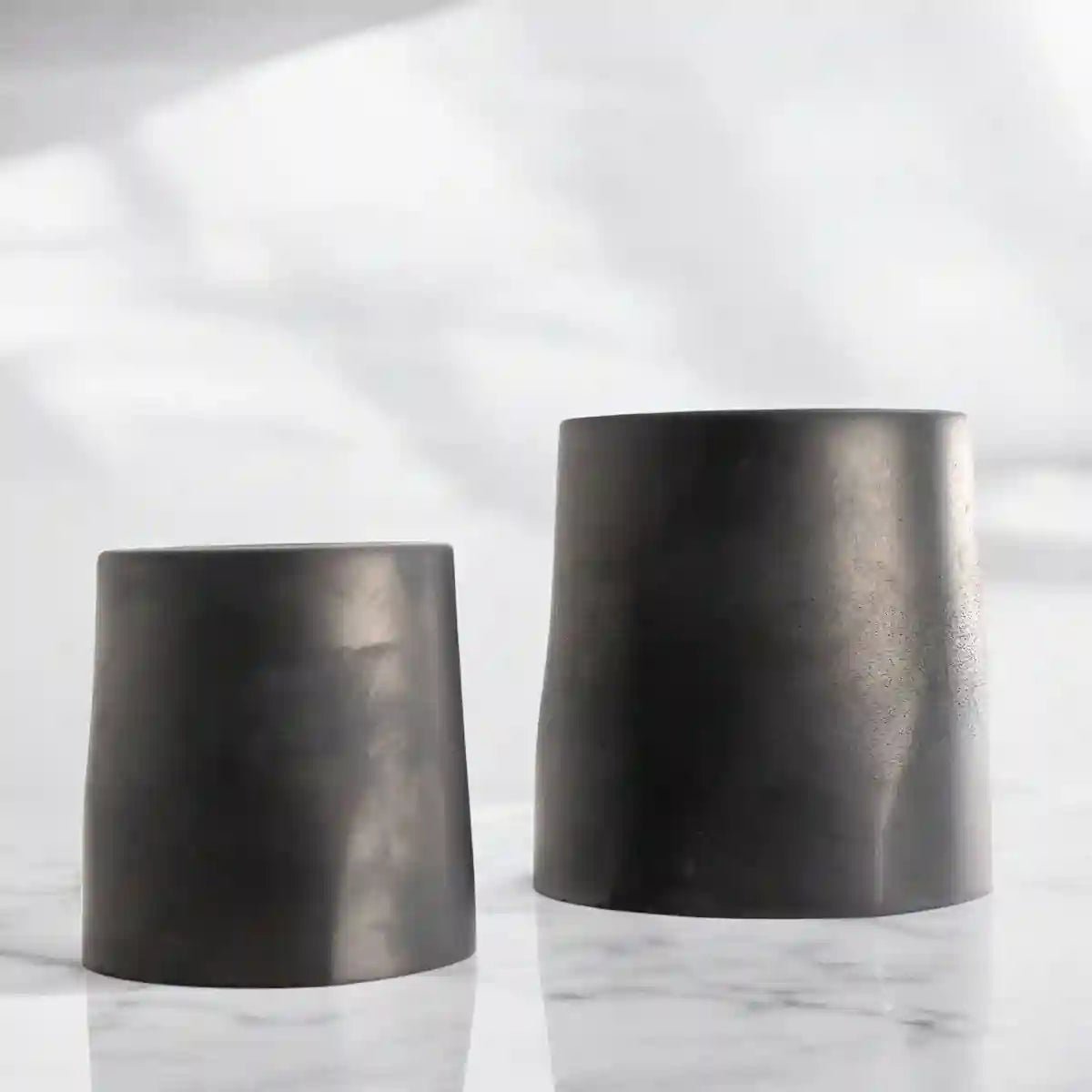 Zwei Teelichthalter GEMMA von Manubeton aus Beton, modern und minimalistisch, für stimmungsvolle Beleuchtung.