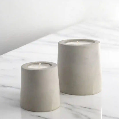 Zweier-Set graue Teelichthalter GEMMA von Manubeton, modernes Design für stimmungsvolle Beleuchtung.