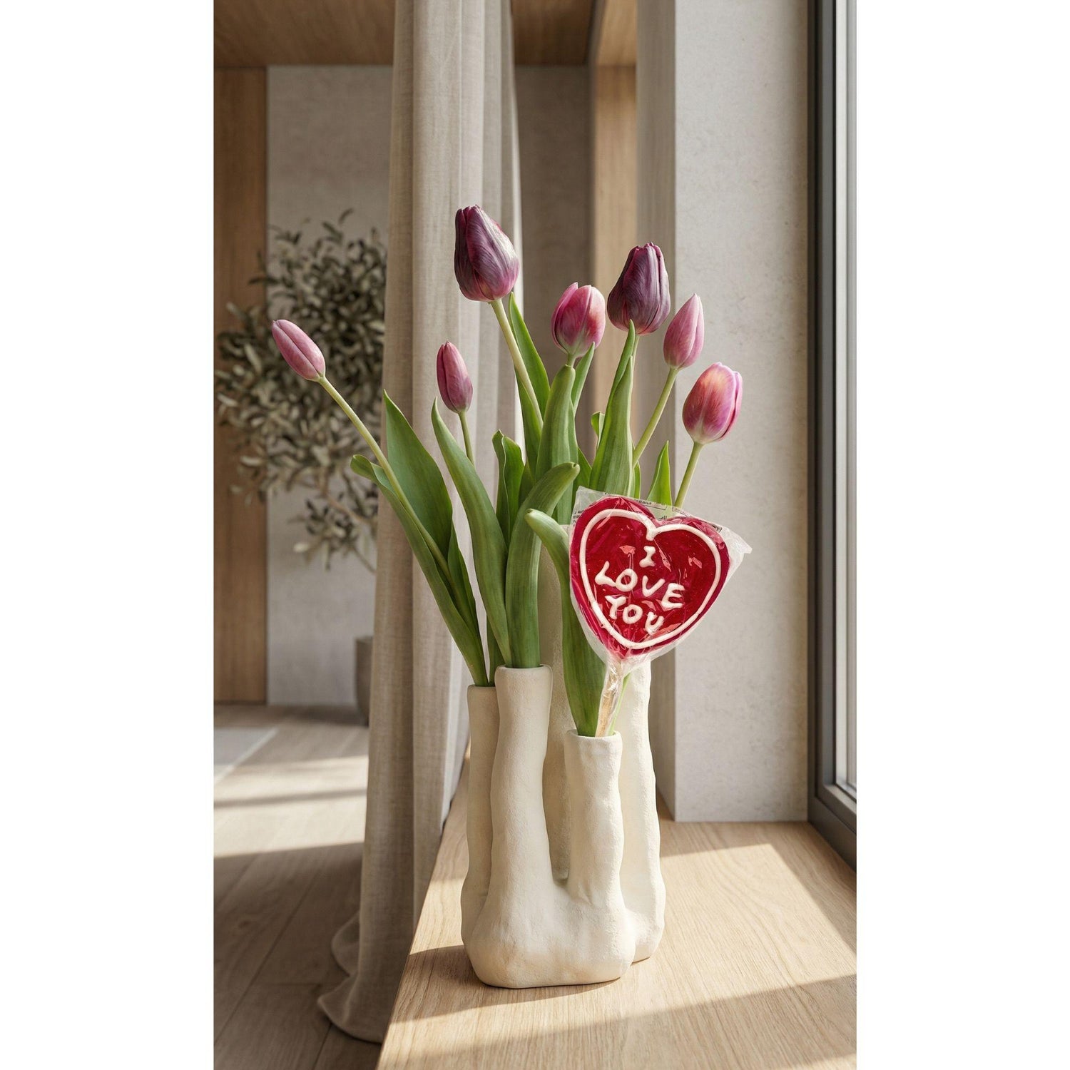 Künstliche Tulpen im Tulip Touch Set von Everspring in Vase mit mehreren Ausgüssen, realistische Blüten und grüne Blätter