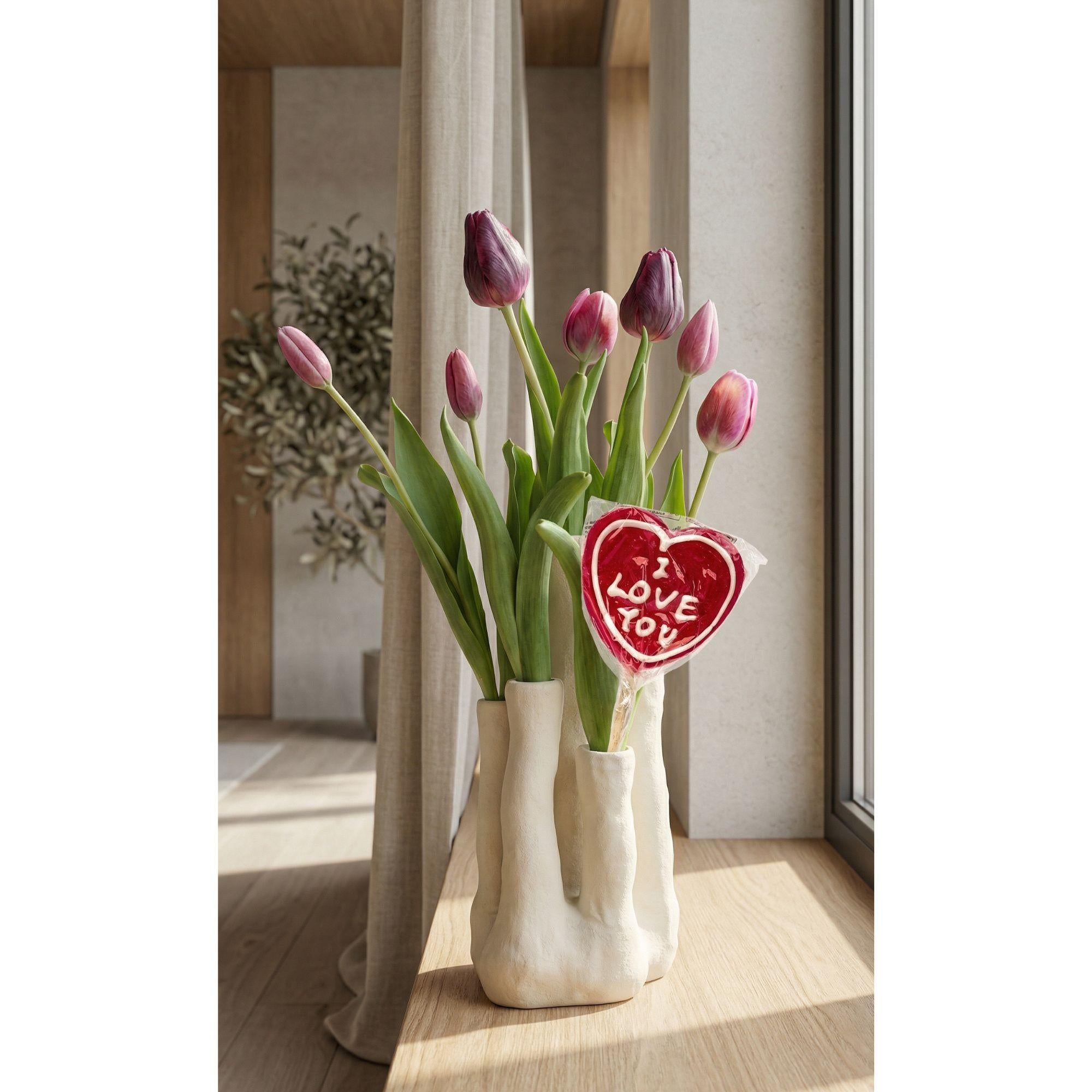 Künstliche Tulpen im Tulip Touch Set von Everspring in Vase mit mehreren Ausgüssen, realistische Blüten und grüne Blätter