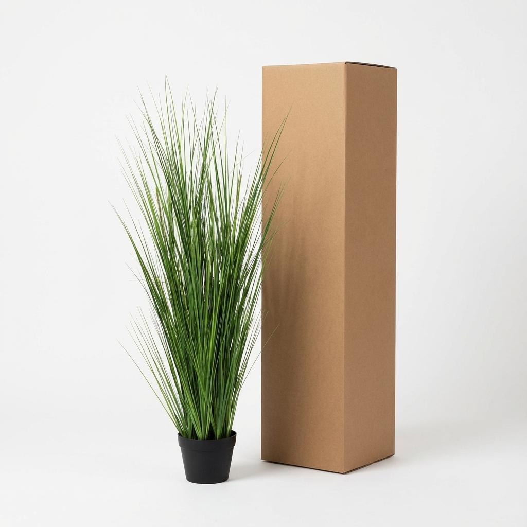 Kunstpflanze Onion Gras von Everspring, 130 cm hohe, grüne künstliche Pflanze mit zarten Blättern auf einem weißen Hintergrund