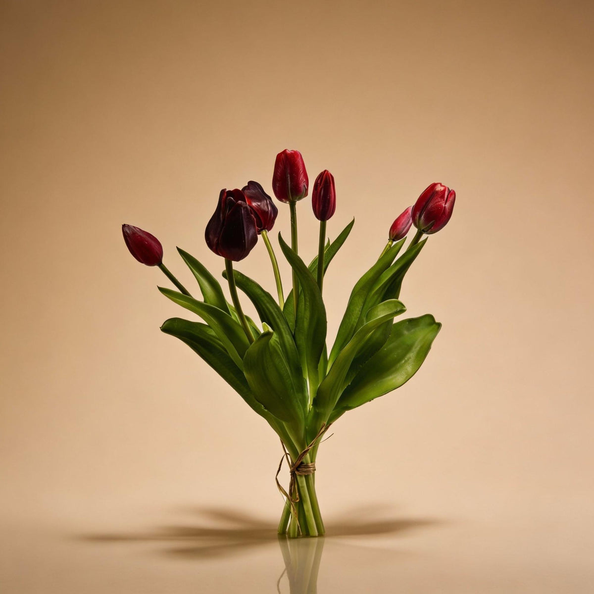 Dunkelroter Tulpenstrauß von Everspring, 7 real touch Kunsttulpen, 42 cm hoch, auf Bild als Nahaufnahme sichtbar