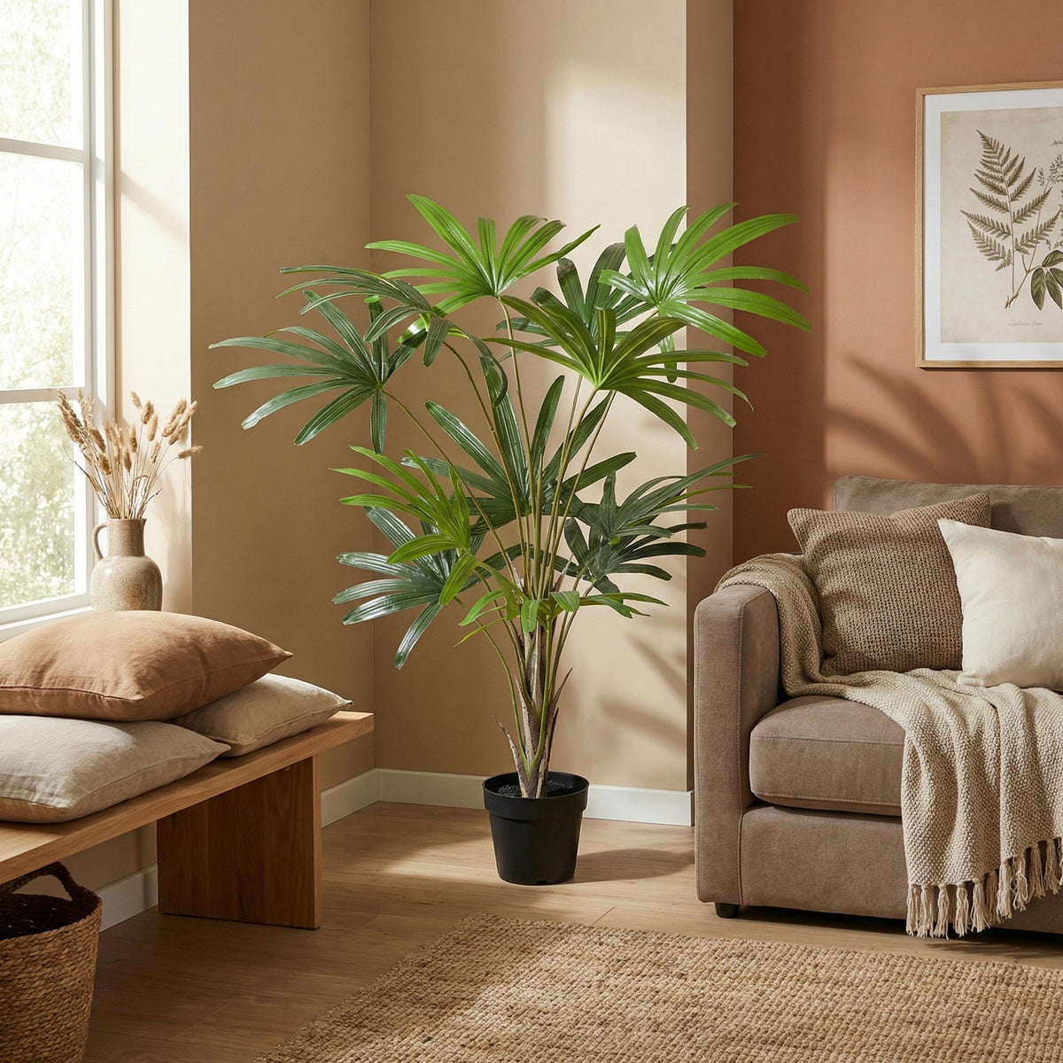 Künstliche Rhapis-Pflanze von Everspring, 120 cm hoch, mit grünen Palmblättern in einer eleganten Topf-Optik.