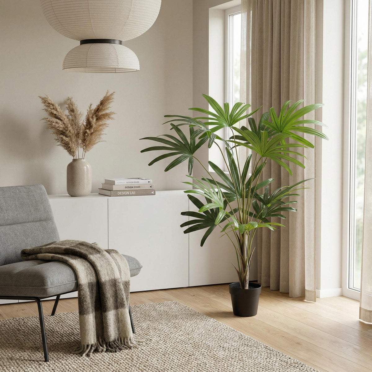 Künstliche Rhapis-Pflanze von Everspring, 120 cm hoch, detailreiche Nachbildung mit grünen Blättern und braunem Stamm.