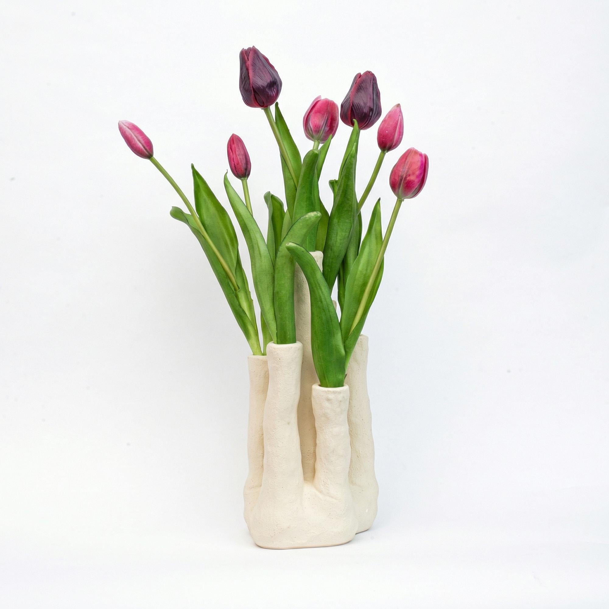 Künstliche Tulpen im Tulip Touch Set von Everspring in Vase mit mehreren Ausgüssen, realistische Blüten und grüne Blätter