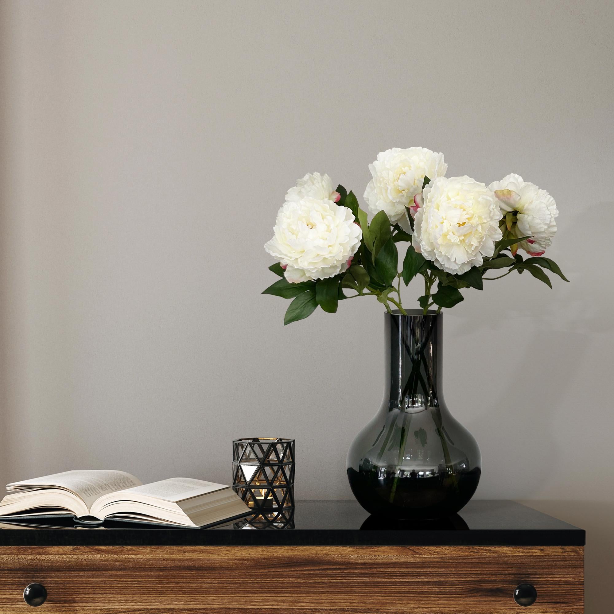 Fünf cremefarbene künstliche Pfingstrosen, 65 cm hoch, von Everspring, als Dekorationsblumen auf einem Tisch.