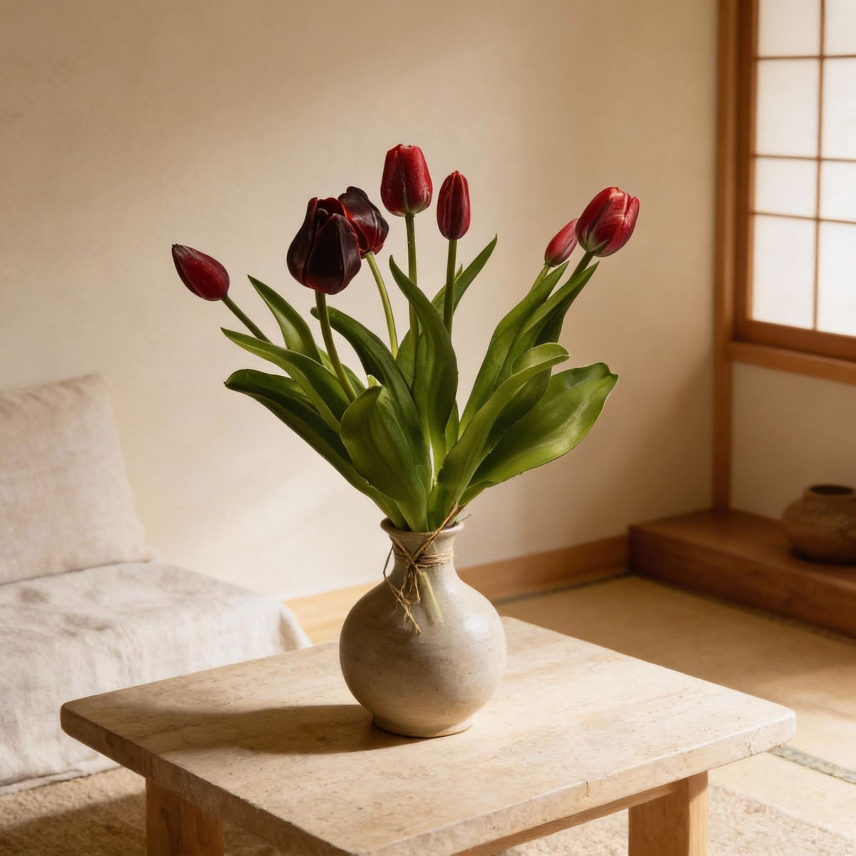 Dunkelroter Tulpenstrauß mit 7 realistischen Kunsttulpen, 42 cm lang, von Everspring, als Dekoration für Zuhause.